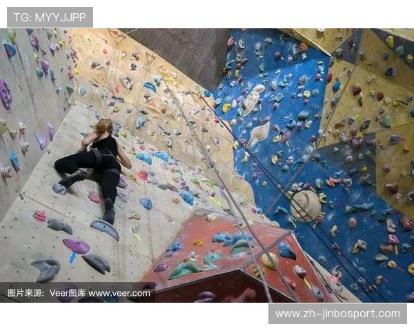 攀岩女孩挑战极限 展现徒手攀爬惊险技艺与无畏精神 攀岩女孩挑战极限 展现徒手攀爬惊险技艺与无畏精神