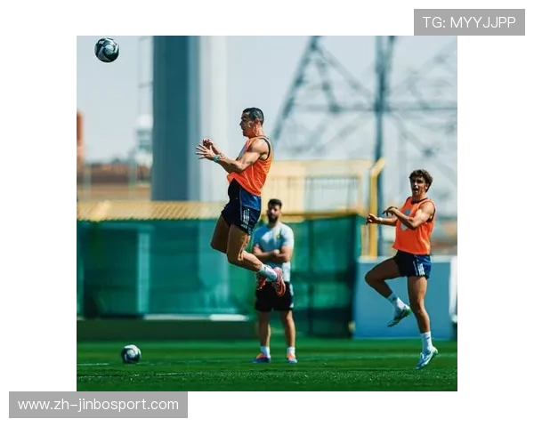 C罗训练画面曝光展现积极体能储备状态引发广泛关注热议不断 C罗训练画面曝光展现积极体能储备状态引发广泛关注热议不断